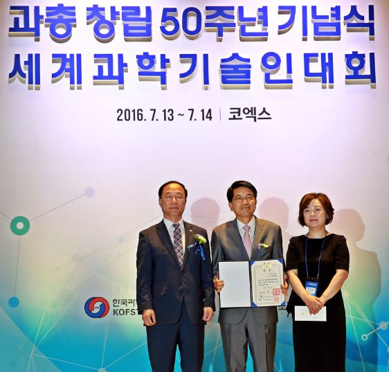 IBS Director HYEON Taeghwan Honored with Korea Best Scientist Award!
